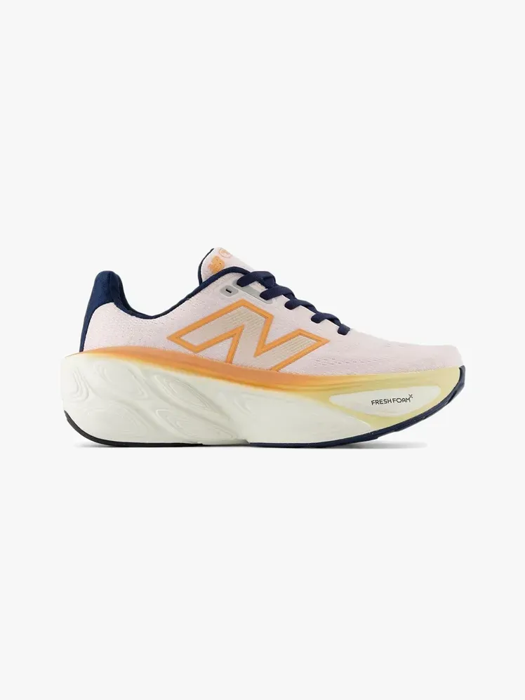 New Balance Fresh Foam X More v5 merkkikomponentissa vaaleanharmaalla taustalla