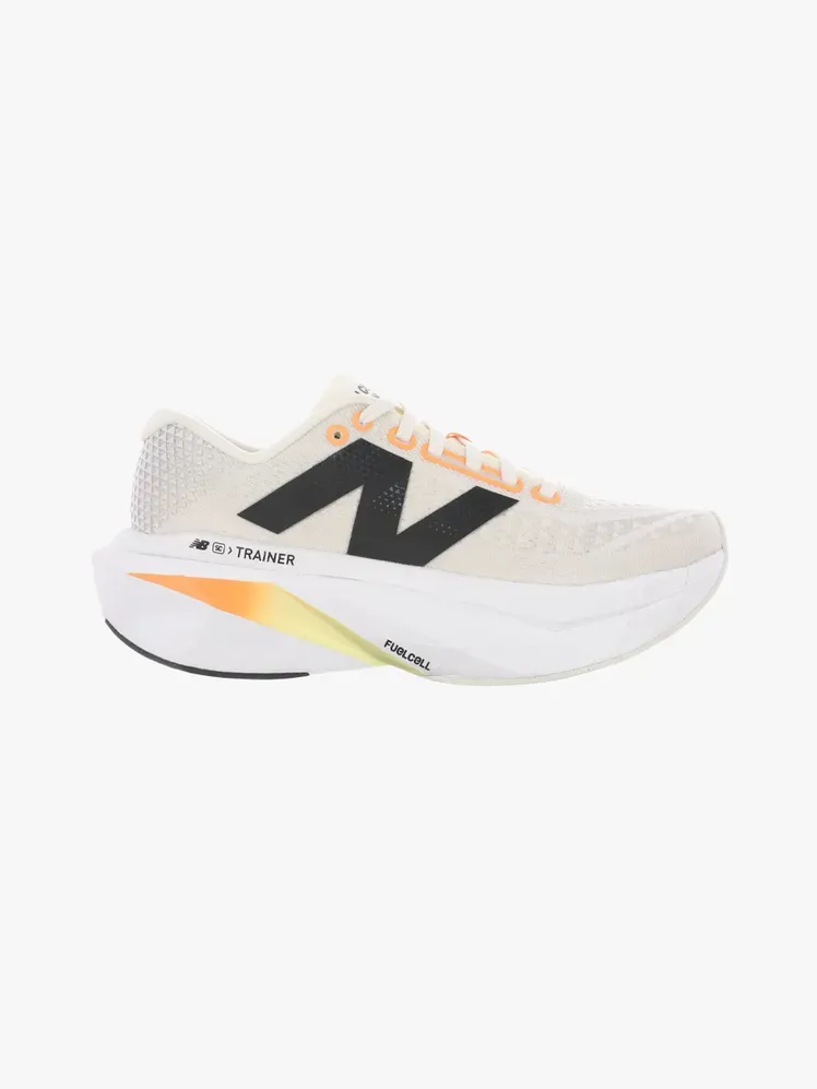 New Balance FuelCell SuperComp Trainer v3 merkkikomponentissa vaaleanharmaalla taustalla