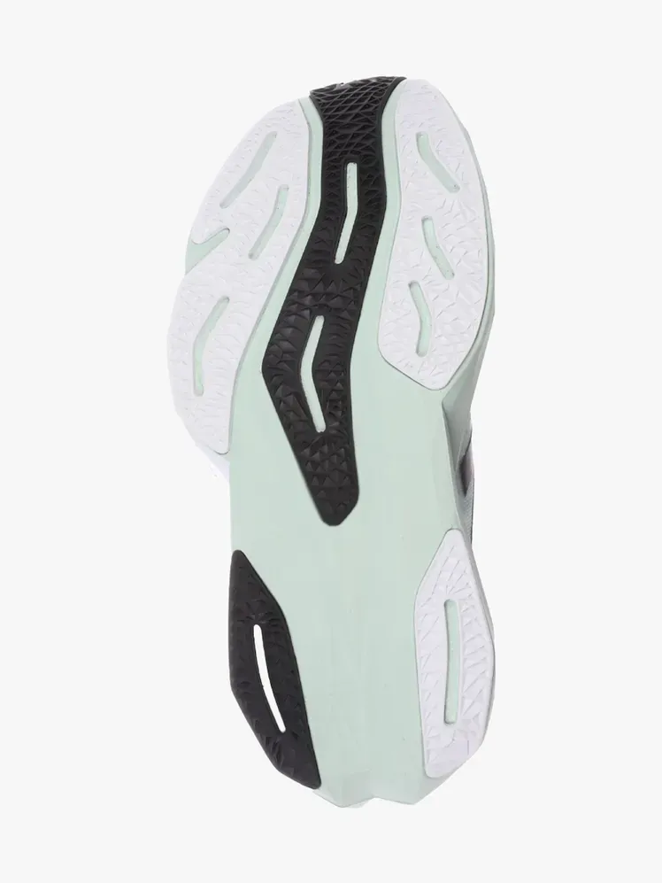 New Balance FuelCell Rebel v4 merkkikomponentissa vaaleanharmaalla taustalla