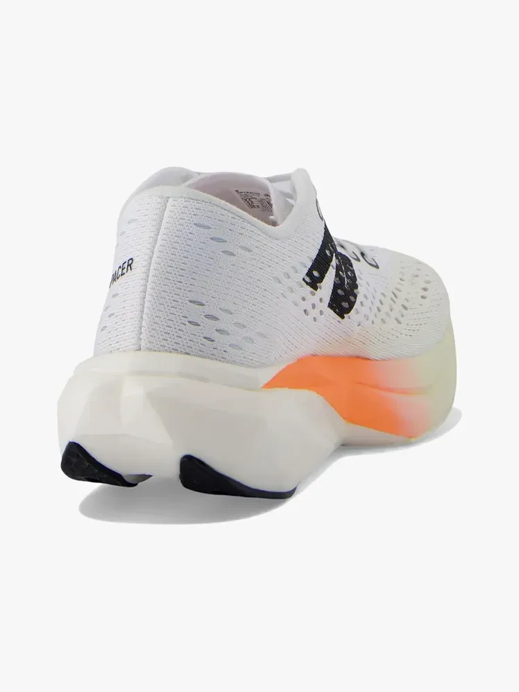 New Balance FuelCell SuperComp Pacer v2 merkkikomponentissa vaaleanharmaalla taustalla