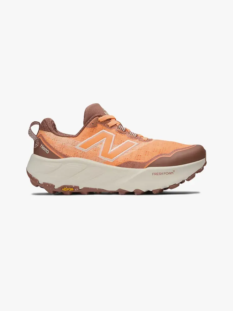 New Balance Fresh Foam X Hierro v9 merkkikomponentissa vaaleanharmaalla taustalla