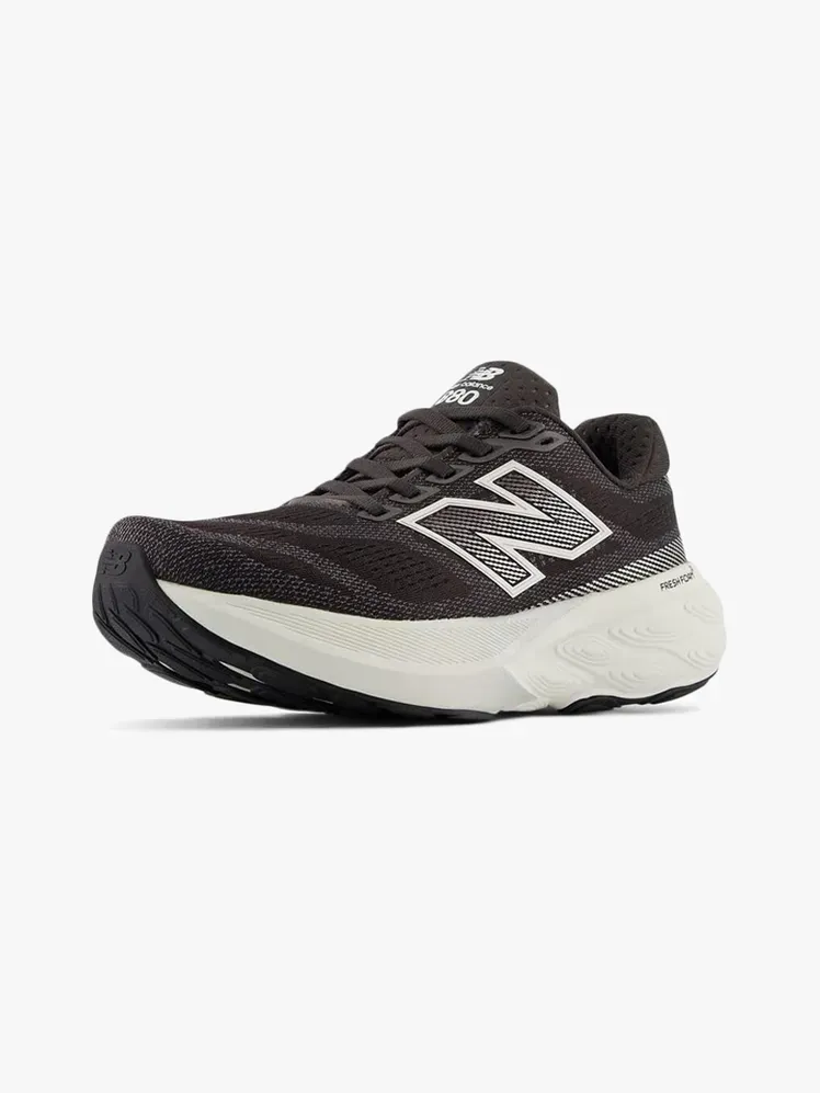 New Balance Fresh Foam X 880v15 vaaleanharmaalla taustalla