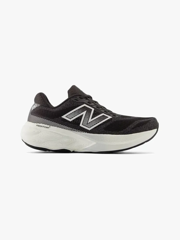 New Balance Fresh Foam X 880v15 vaaleanharmaalla taustalla
