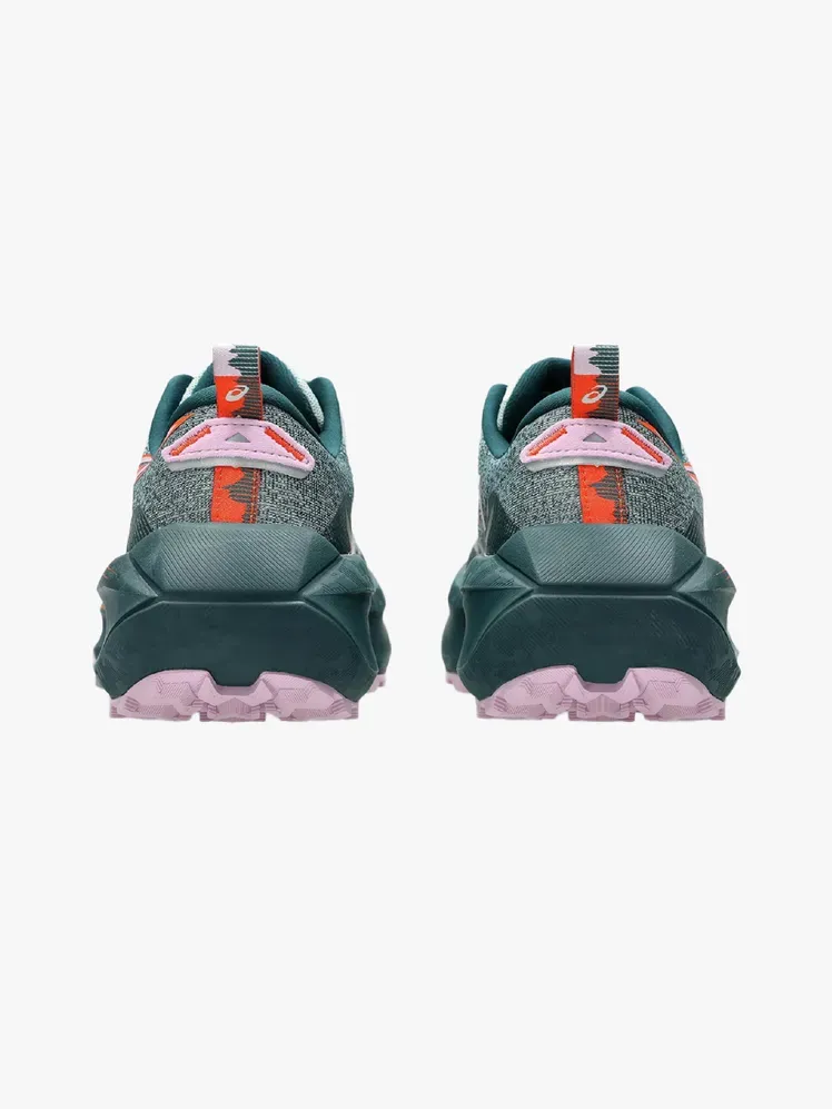 Асицс Гел-Трабуцо Мак у брендираној компоненти на светлосивој позадини