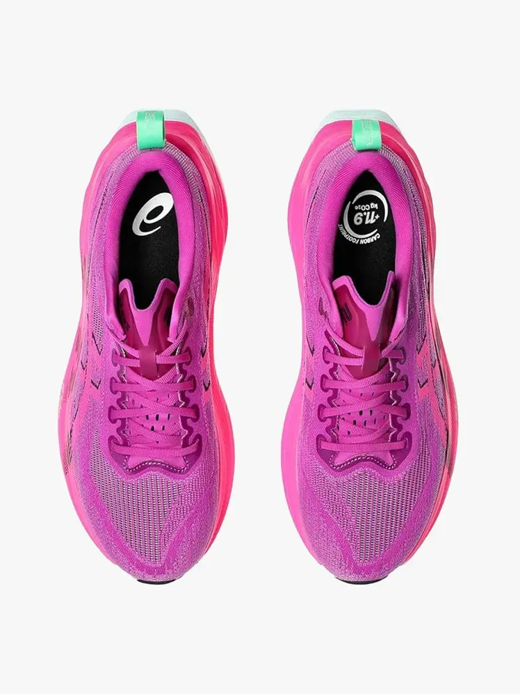 Асицс Супербласт 2 у брендираној компоненти на светлосивој позадини