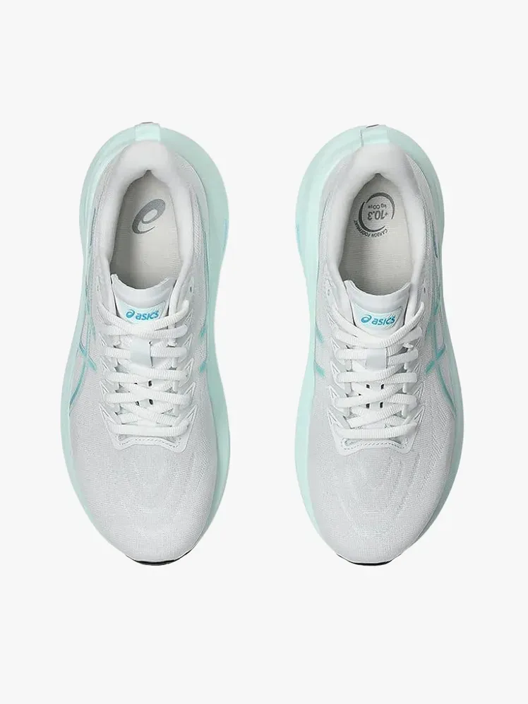 Асицс ГТ-2000 13 у брендираној компоненти на светлосивој позадини