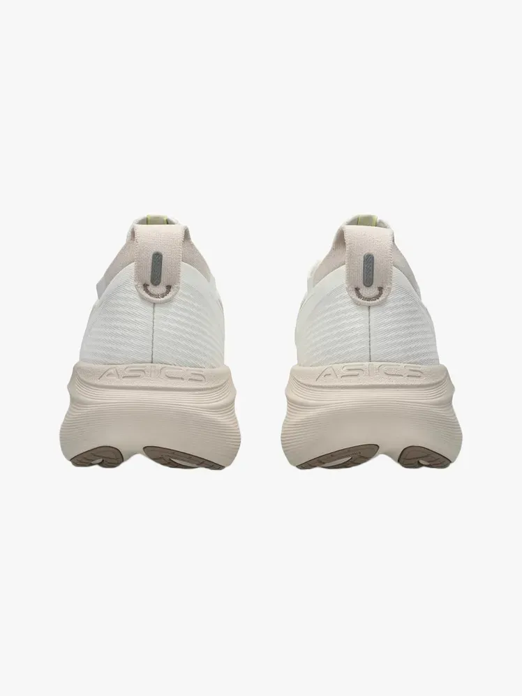 АСИЦС Гел-Нимбус 27 у брендираној компоненти на светлосивој позадини