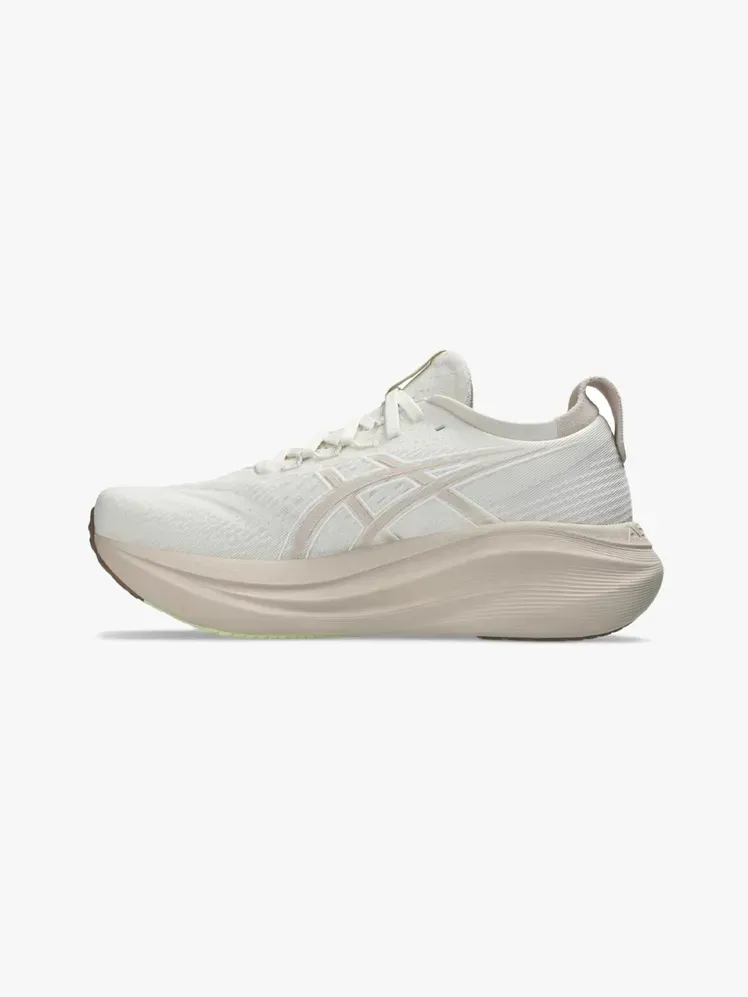 ASICS Gel-Nimbus 27 merkkikomponentti vaaleanharmaalla taustalla