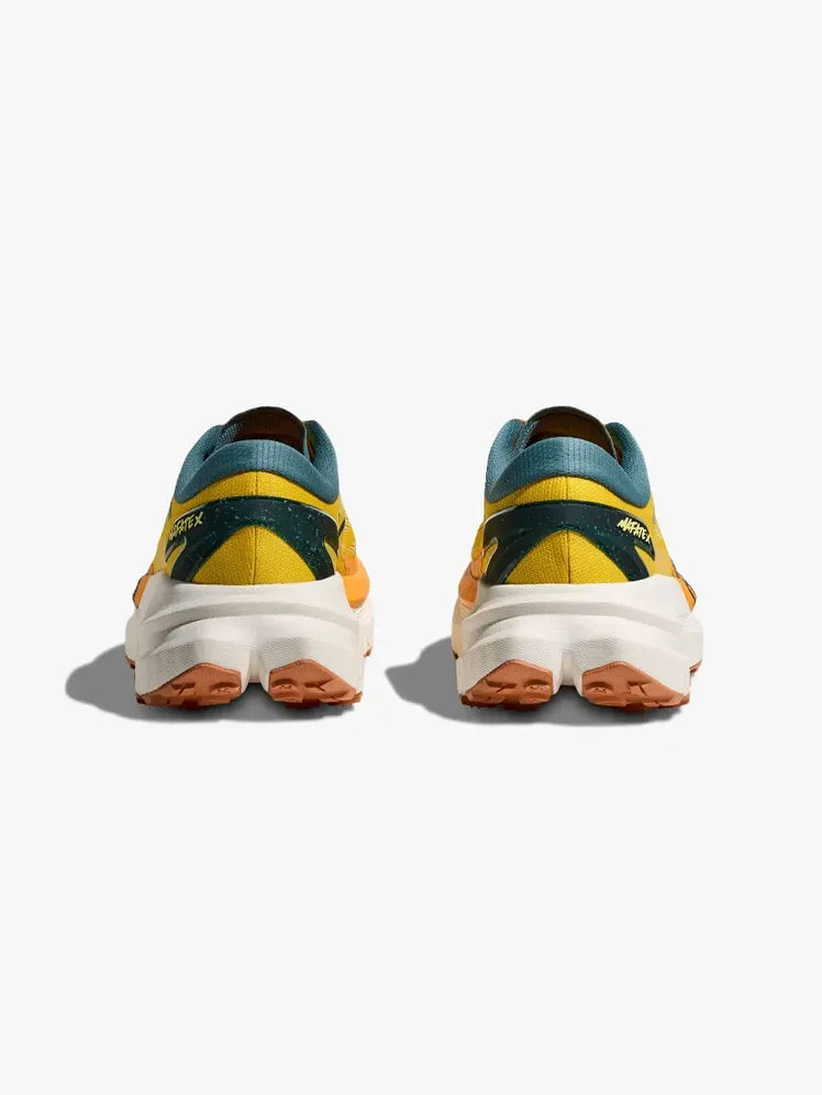 Hoka Mafate X merkkikomponentissa vaaleanharmaalla taustalla