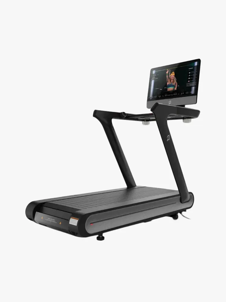 Peloton Tread+ zīmola komponentā uz gaiši pelēka fona