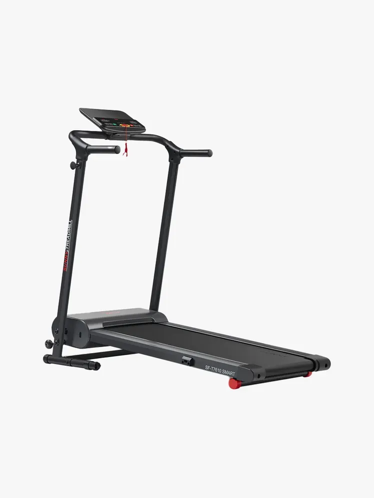 Sunny Health & Fitness kompaktais motorizētais viedais skrejceļš ar zīmola komponentu uz gaiši pelēka fona