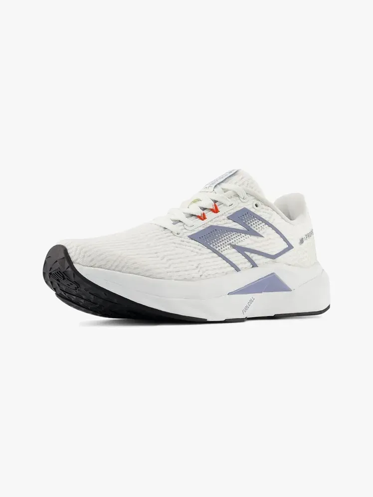 New Balance FuelCell Propel v5 v komponenti z blagovno znamko na svetlo sivem ozadju