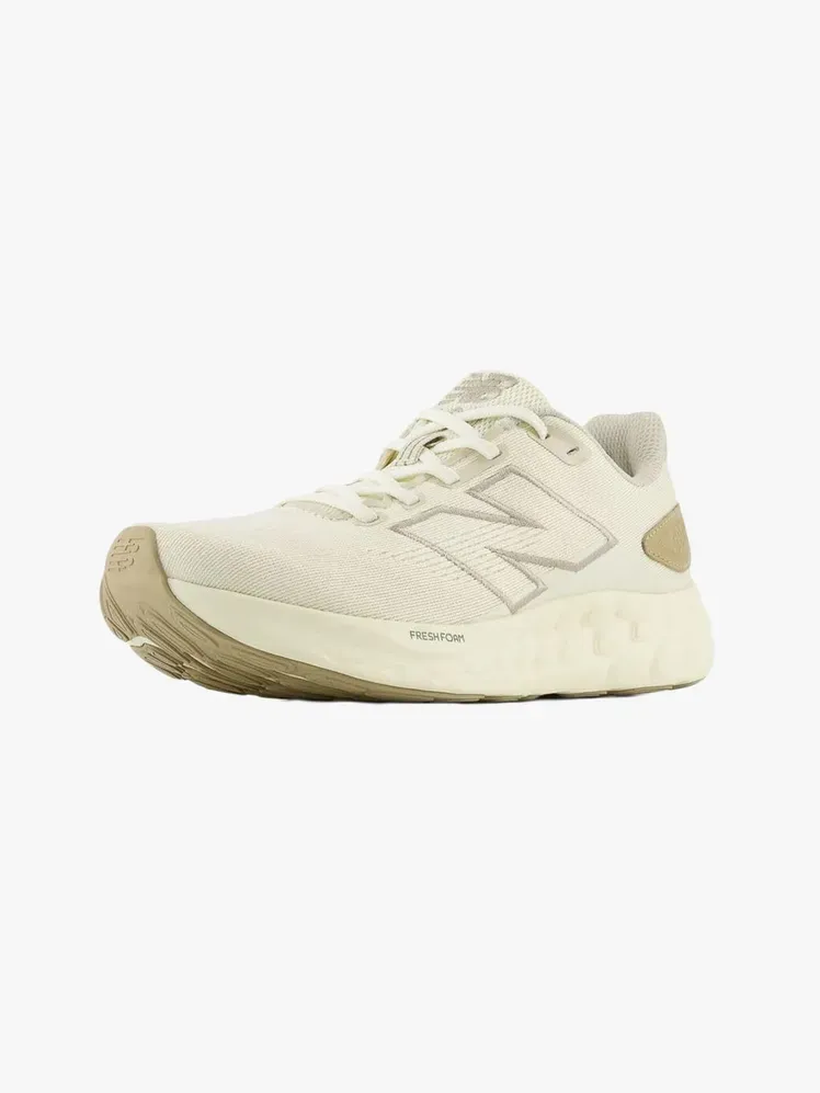 New Balance Fresh Foam 680v8 v komponenti z blagovno znamko na svetlo sivi podlagi
