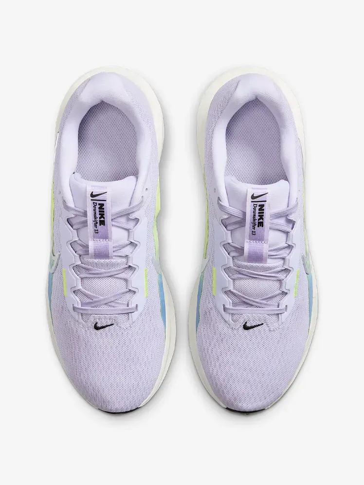 Nike Downshifter 13 v komponenti z blagovno znamko na svetlo sivi podlagi