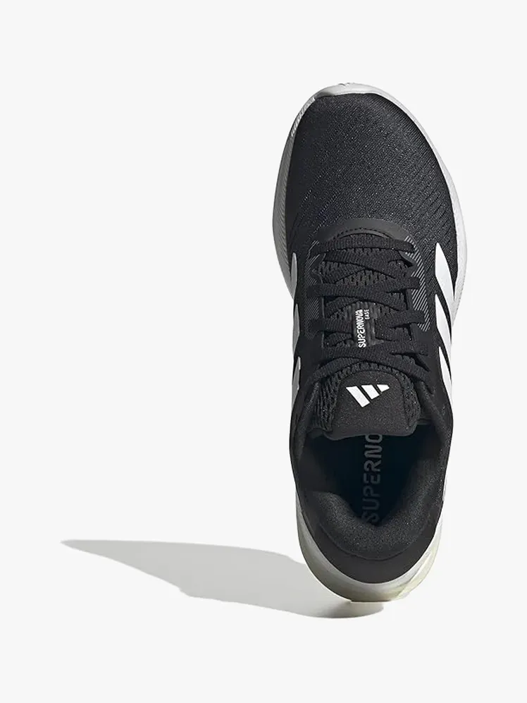 Adidas Supernova Ease v komponenti z blagovno znamko na svetlo sivem ozadju