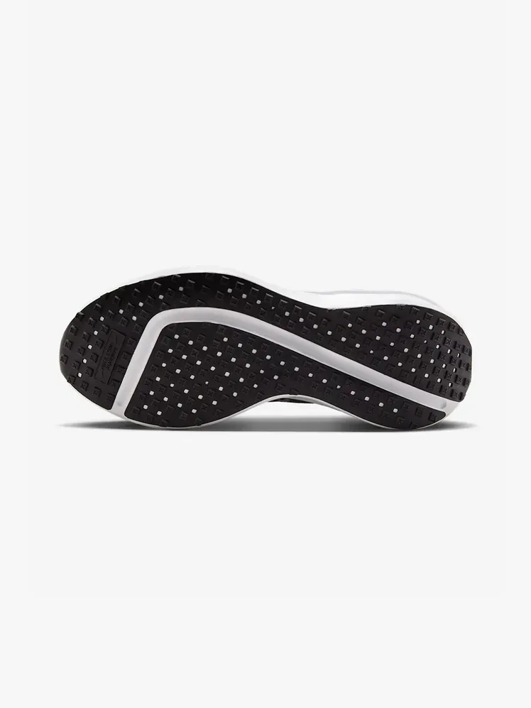 Nike Interact Run v komponenti blagovne znamke na svetlo sivi podlagi