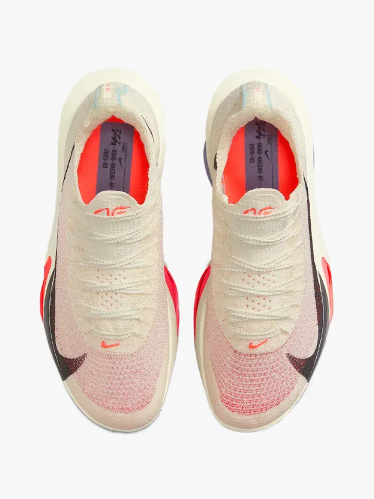 Nike Alphafly 3 i märkeskomponent på en ljusgrå bakgrund