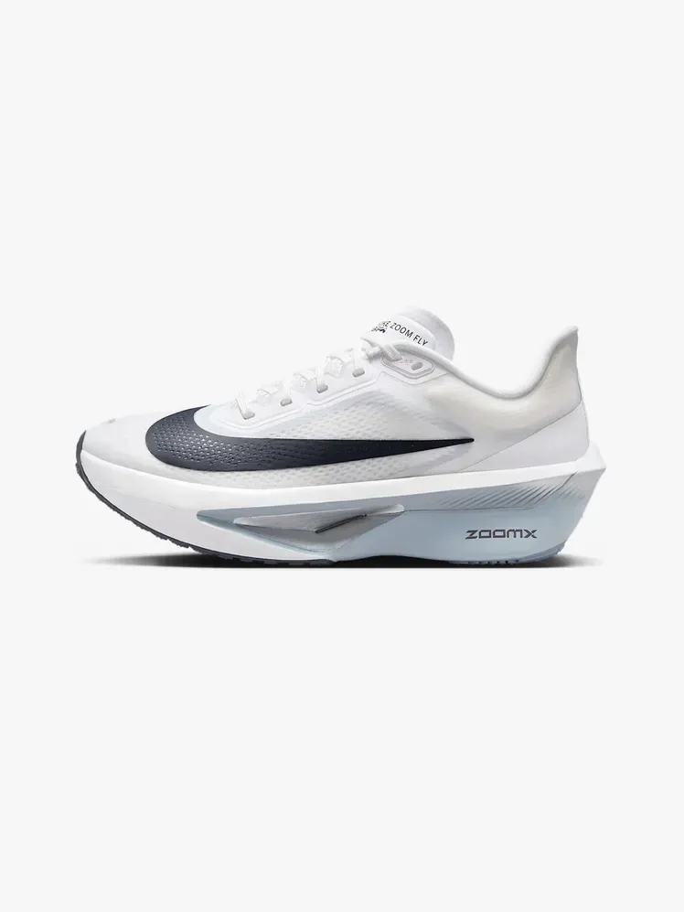 Nike Zoom Fly 6 i märkeskomponent på en ljusgrå bakgrund