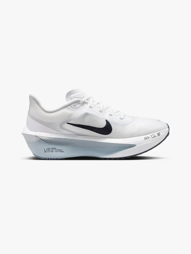 Nike Zoom Fly 6 i märkeskomponent på en ljusgrå bakgrund