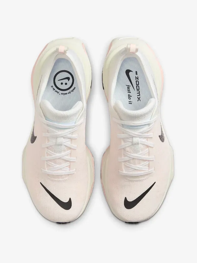 Nike Invincible 3 i märkeskomponent på en ljusgrå bakgrund