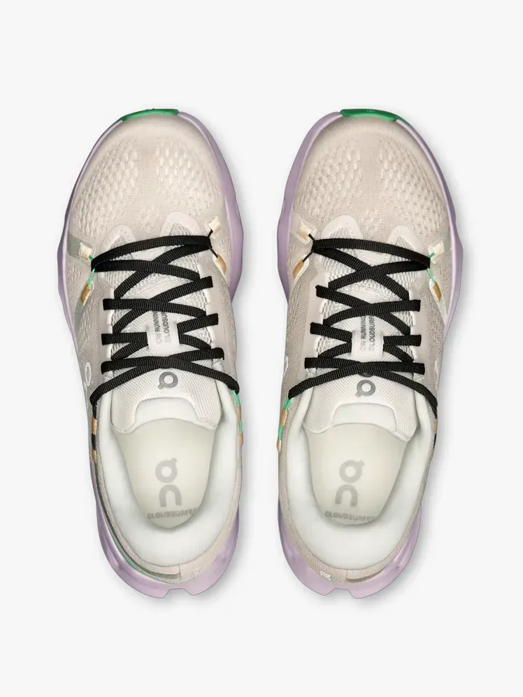 Cloudsurfer 2 firminiame komponente šviesiai pilkame fone