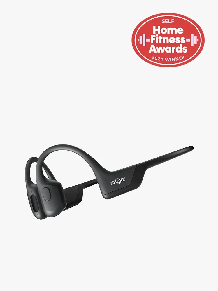 OpenRun Pro 2 בצבע שחור עם חותם פרסי כושר ביתי על רקע אפור בהיר