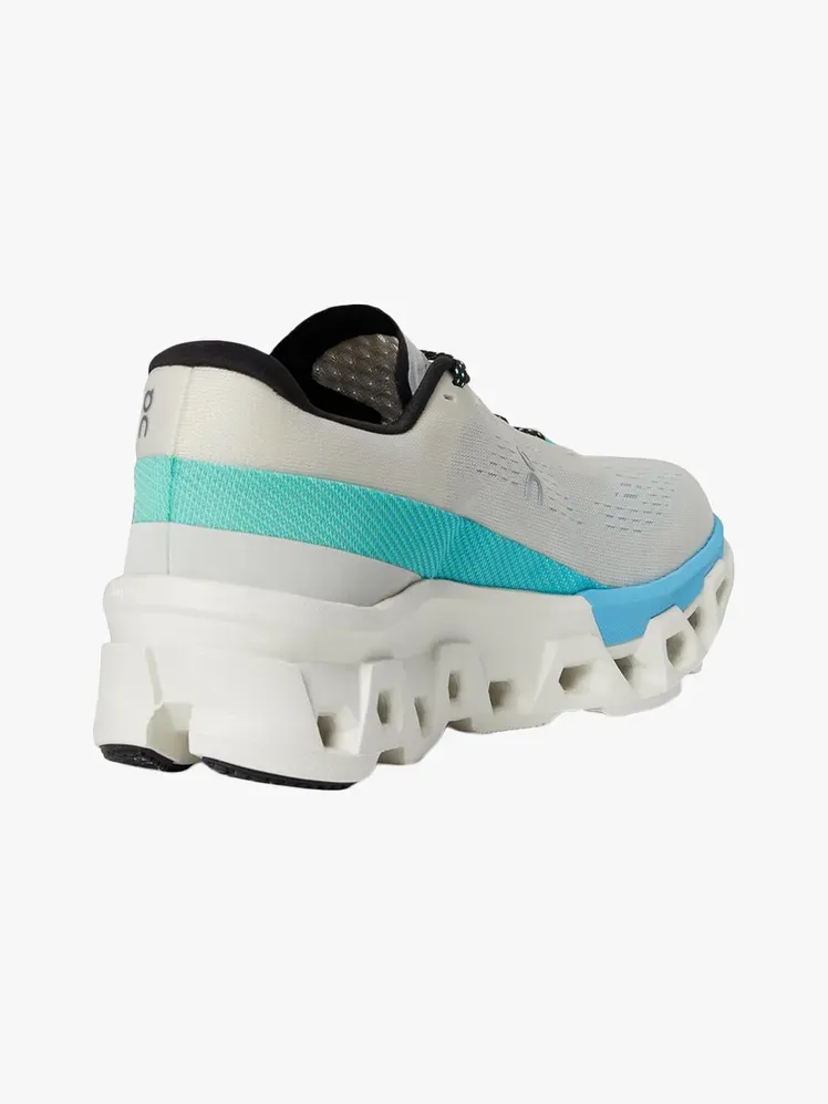 На Cloudmonster 2 в брандиран компонент на светлосив фон