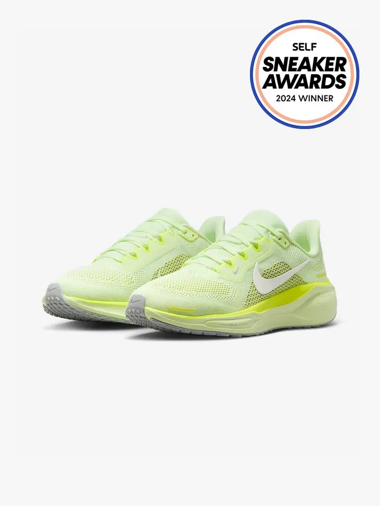 Nike Pegasus 41 в брандиран компонент на светло сив фон