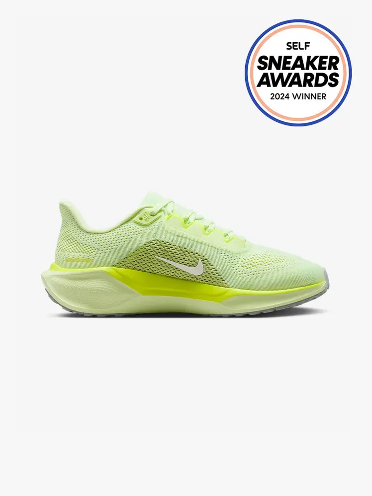 Nike Pegasus 41 в брандиран компонент на светло сив фон