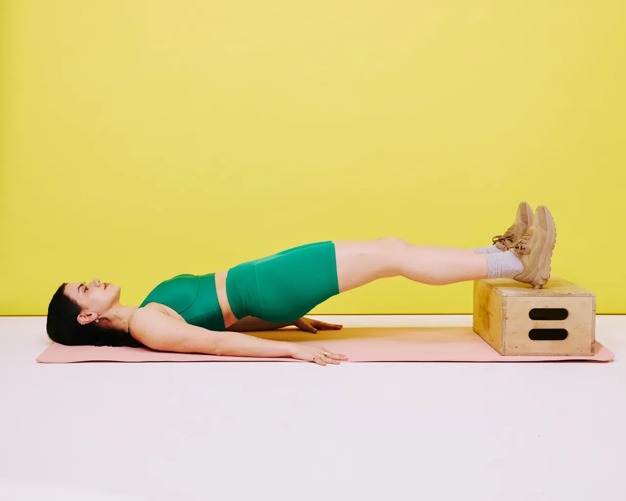 Прави крака, стъпала, повдигнати бедрени разширения