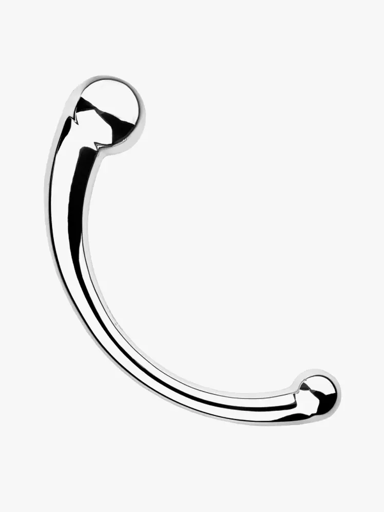 Фалоімітатор Pure Wand із нержавіючої сталі сріблястого кольору на світло-сірому фоні