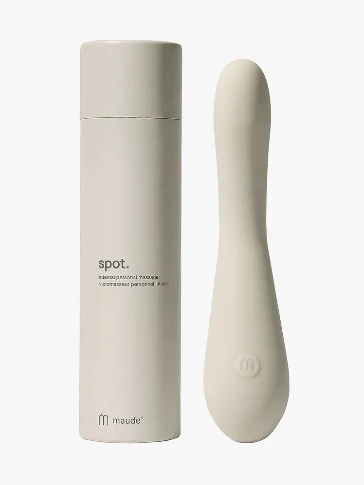 Maude Spot у фірмовому компоненті на світло-сірому фоні