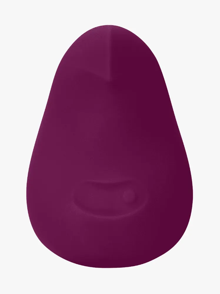 Dame Pom у фірмовій складовій на світло-сірому фоні