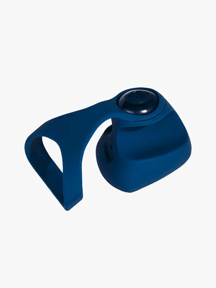 Dame Fin у фірмовому компоненті на світло-сірому фоні