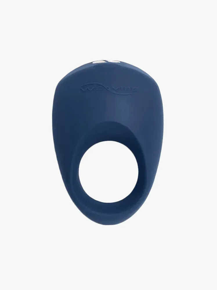 We-Vibe Pivot Vibrating Penis Ring у фірмовому комплекті на світло-сірому фоні