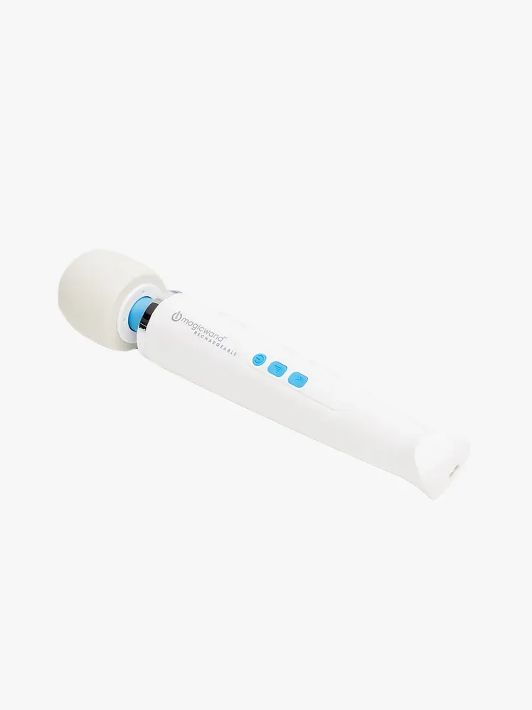 Magic Wand Rechargeable в фірмовому компоненті на світло-сірому фоні