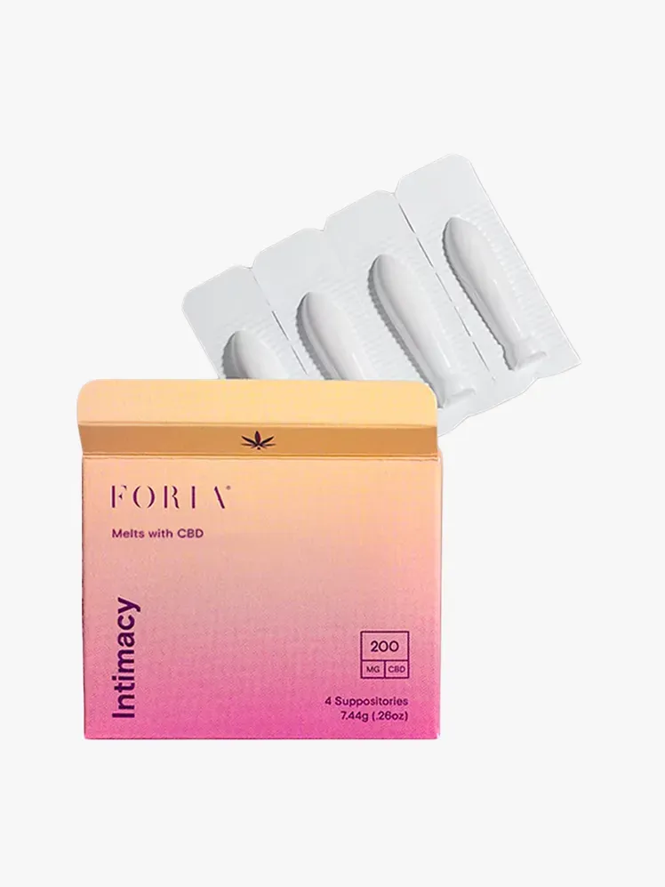 Foria Intimacy Melts with CBD у фірмовому компоненті на світло-сірому фоні