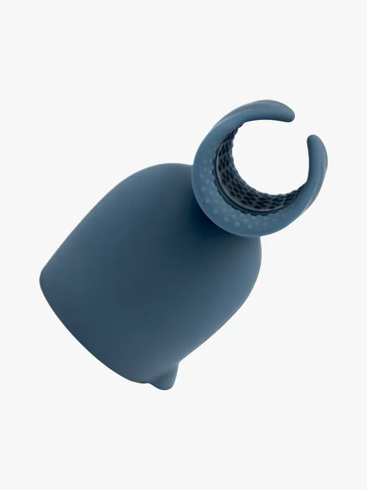 Насадка Le Wand Stroke Penis Play у фірмовому компоненті на світло-сірому фоні