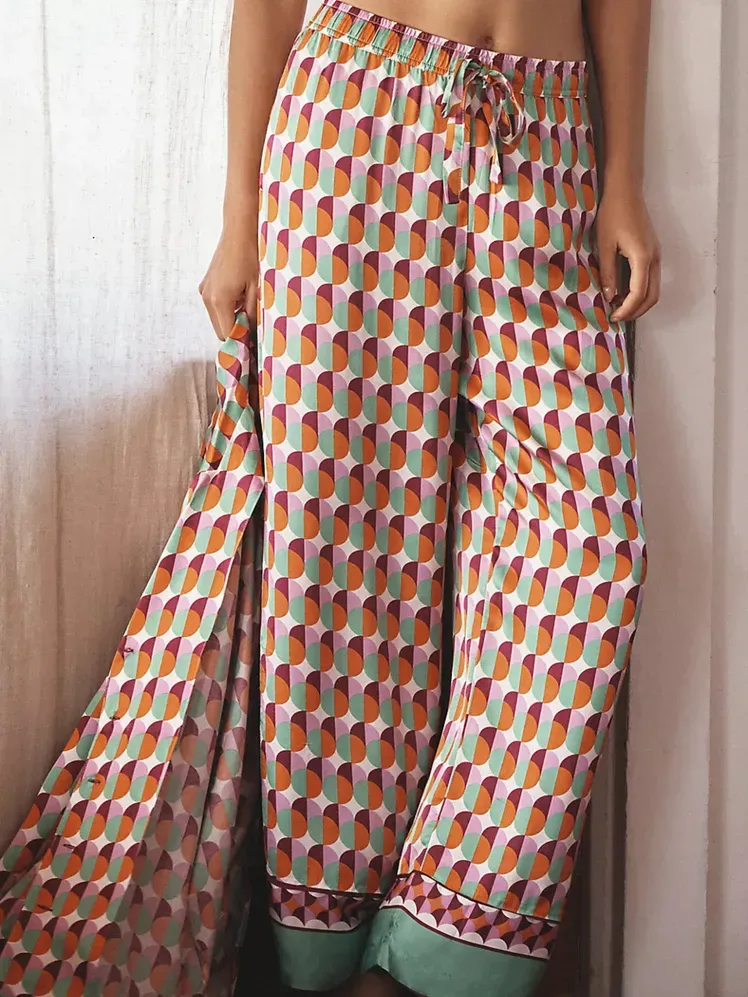 Bilden kan innehålla: Kläder Byxor Strandkläder och kjol