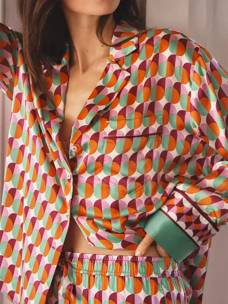 By Anthropologie Överdimensionerad pyjamasskjorta med knapp fram och silkeslena pyjamasbyxor