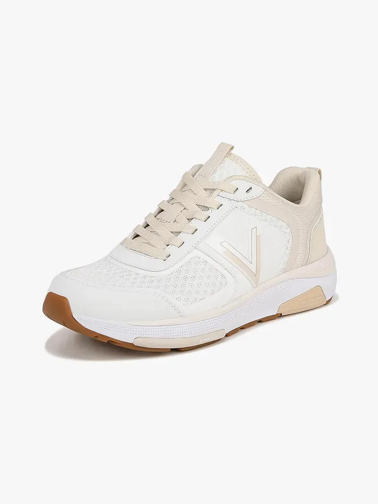 Walk Strider-wandelschoenen in witte en crèmekleurige merkkleuren op lichtgrijze achtergrond