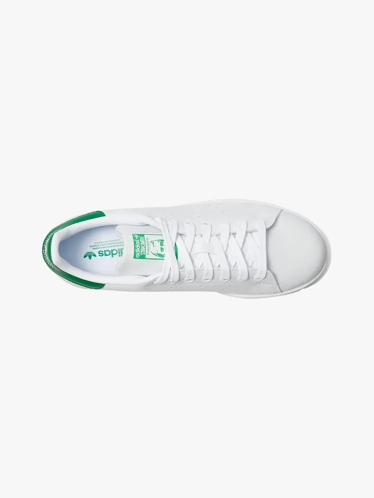 Adidas Stan Smith in merkcomponent op een lichtgrijze achtergrond