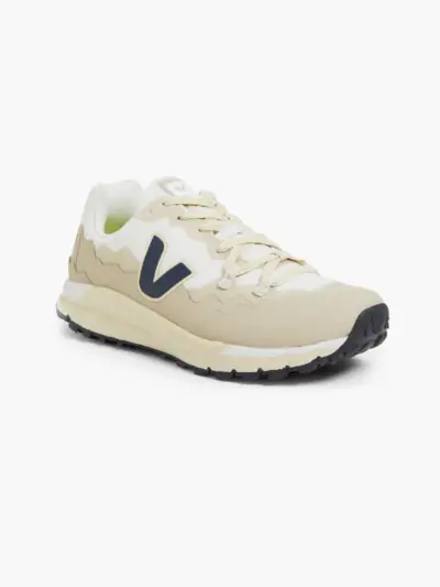 x Fitz Roy Trek Water Repellent Trail Sneaker in Beige und Marineblau auf hellgrauem Hintergrund