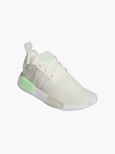 NMD R1 Sneaker in den Farben Weißbeige und Hellgrün auf hellgrauem Hintergrund