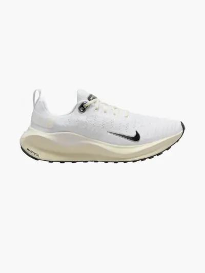 InfinityRN 4 Laufschuh in Weiß, Schwarz und Creme auf grauem Hintergrund