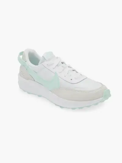 Waffle Debut Sneaker in Mint und Weiß auf grauem Hintergrund