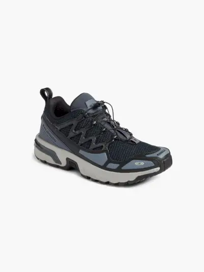 ACS OG Trail Running Schuh in blauer und schwarzer Farbgebung auf hellgrauem Hintergrund