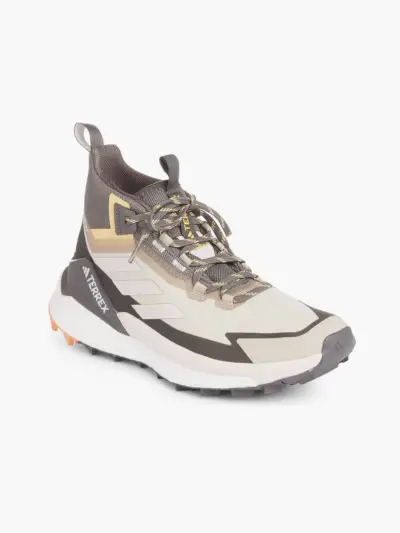 Terrex Free Hiker 2 Gore-Tex Wanderschuh in Braun und Beige auf grauem Hintergrund