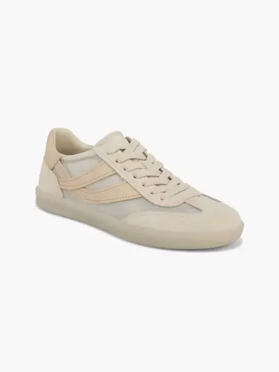 Oasis II Sneaker in zartem Hellrosa und Beige auf hellgrauem Hintergrund