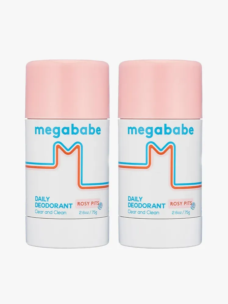 Megababe Daily Deodorant (2-Pack) у фірмових компонентах на світло-сірому фоні